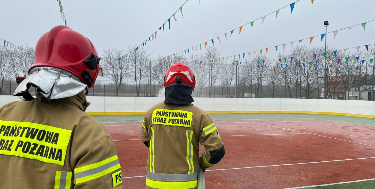 Strażacy pomagali przy lodowisku (Foto: KP PSP Biłgoraj)