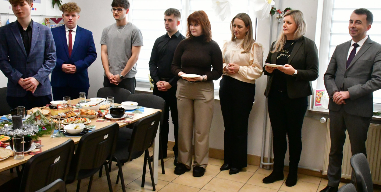 Most pokoleń przy wigilijnym stole. Wyjątkowe spotkanie młodzieży i seniorów w Biłgoraju