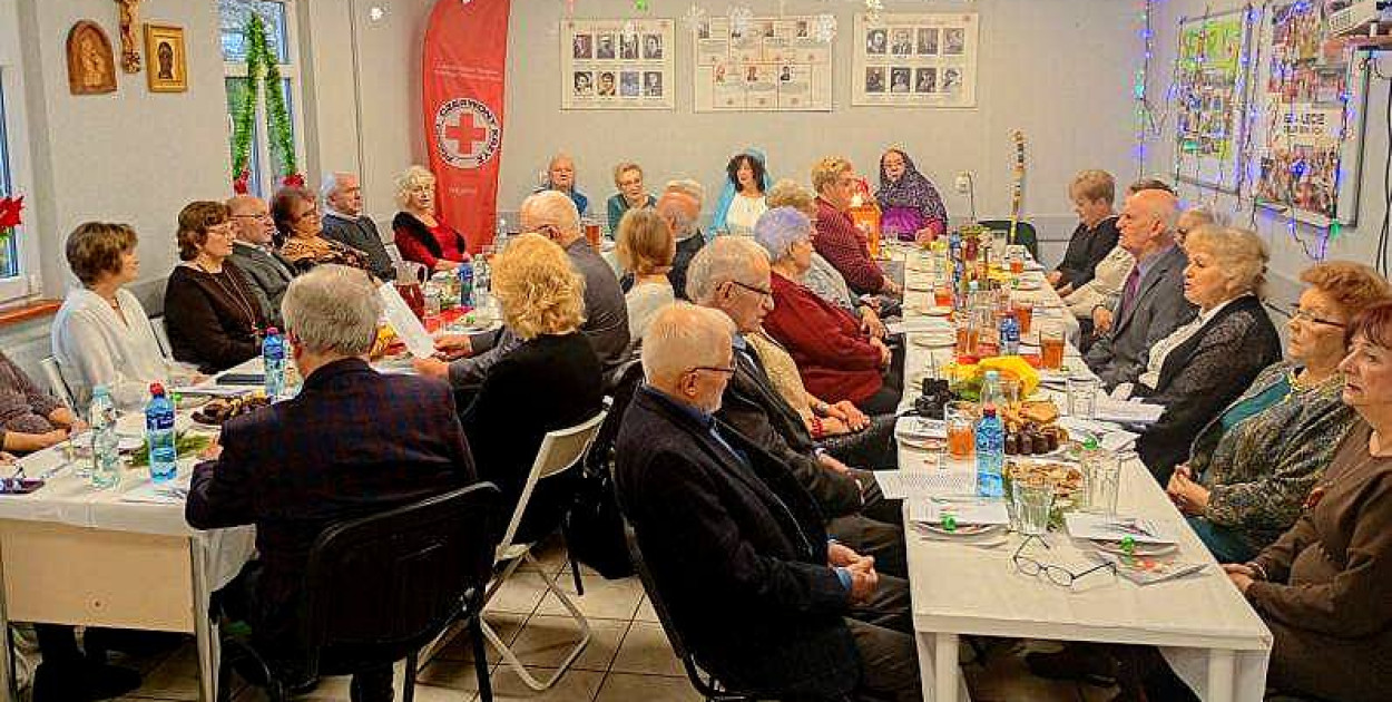 Seniorzy z Klubu „RAJ” przełamali się opłatkiem