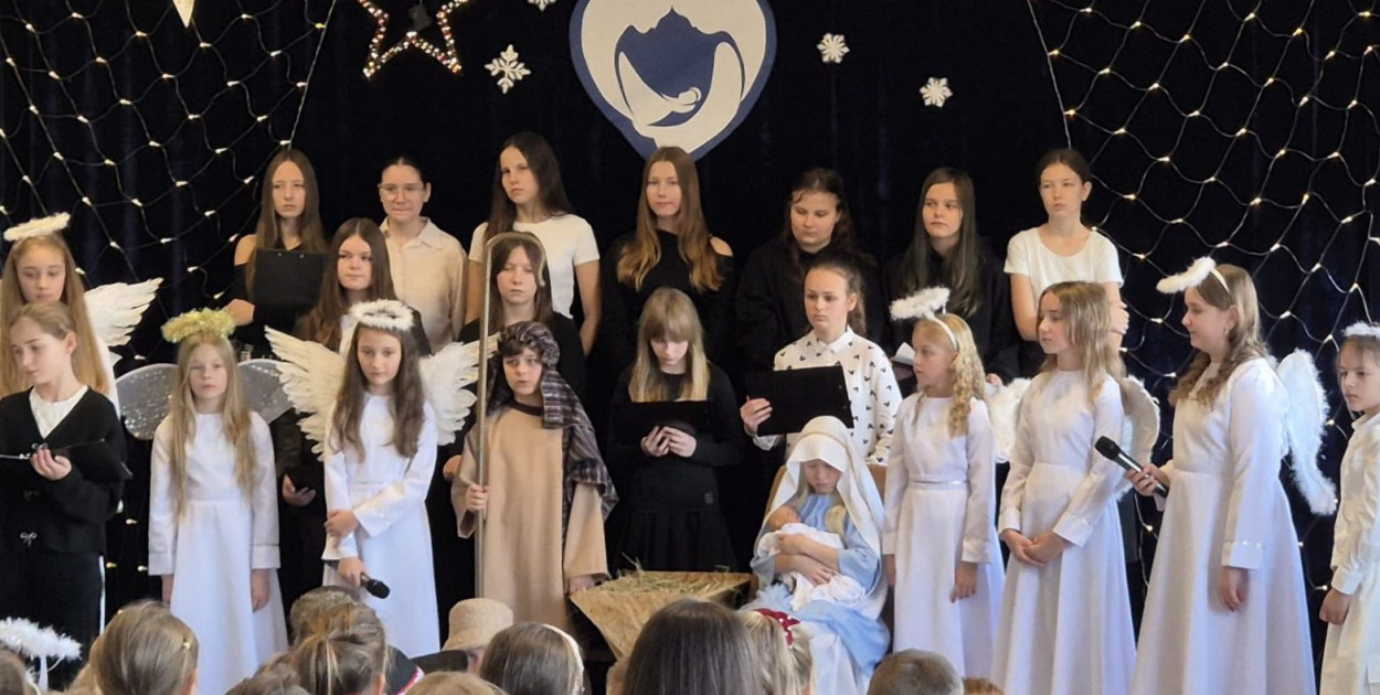 Świąteczne widowisko uczniów z Różańca Drugiego (FOTO: SP w Różańcu Drugim)