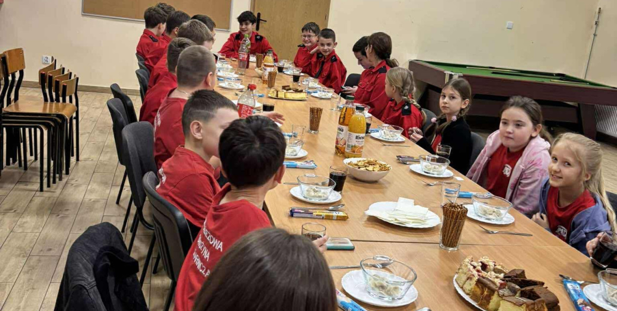 Strażacka wigilia w Teodorówce. Młodzi druhowie przy wspólnym stole