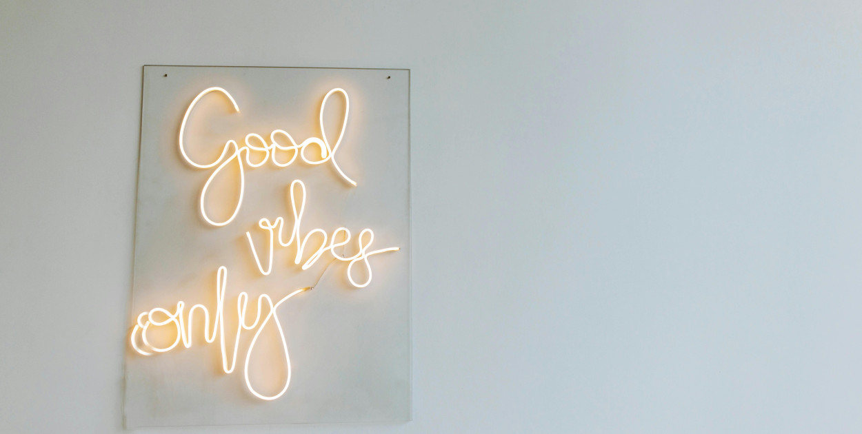 Jak neon w pokoju dziecka może zmienić jego codzienną przestrzeń