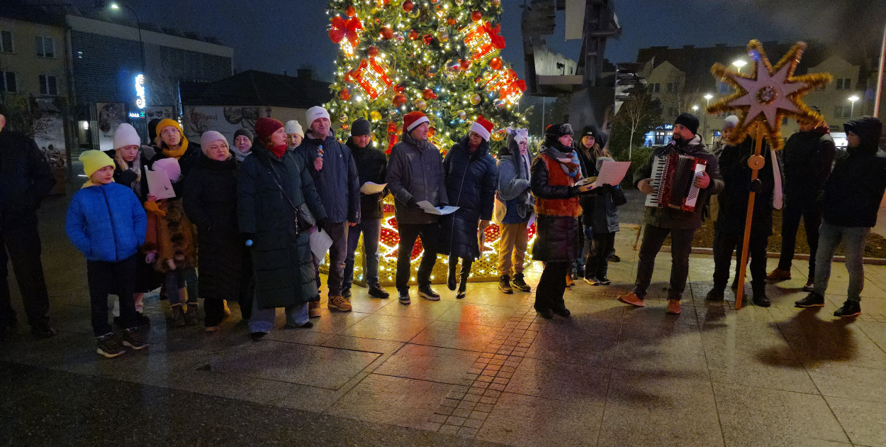Kolędy niosące radość. Mieszkańcy Biłgoraja zaśpiewali pod Urzędem Miasta