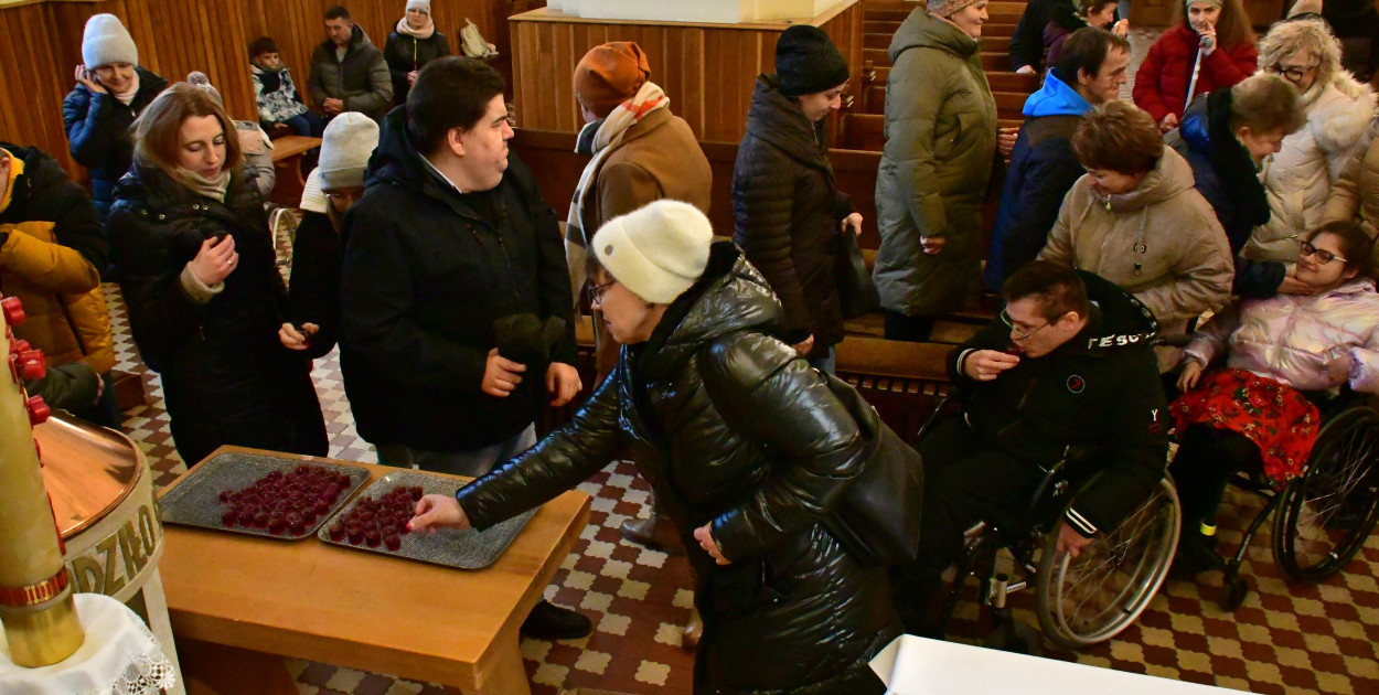 „Pij miłość świętego Jana” – niezwykła tradycja błogosławienia wina w Kościele