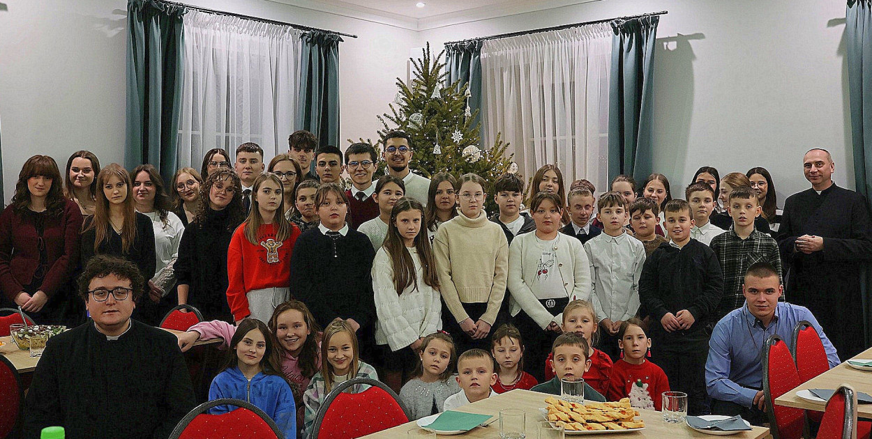 Wspólnota serc w Górecku Kościelnym. Opłatek grup dziecięcych i młodzieżowych