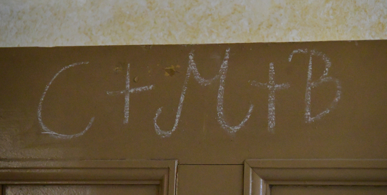 Kreda, kadzidło i złoto. Dlaczego 6 stycznia święcimy kredę i oznaczamy domy?