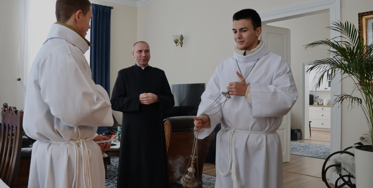 Górecko Kościelne. Poświecenie kadzidła i okadzenie domów i zagród (Foto: Parafia w Górecku Kościelnym)