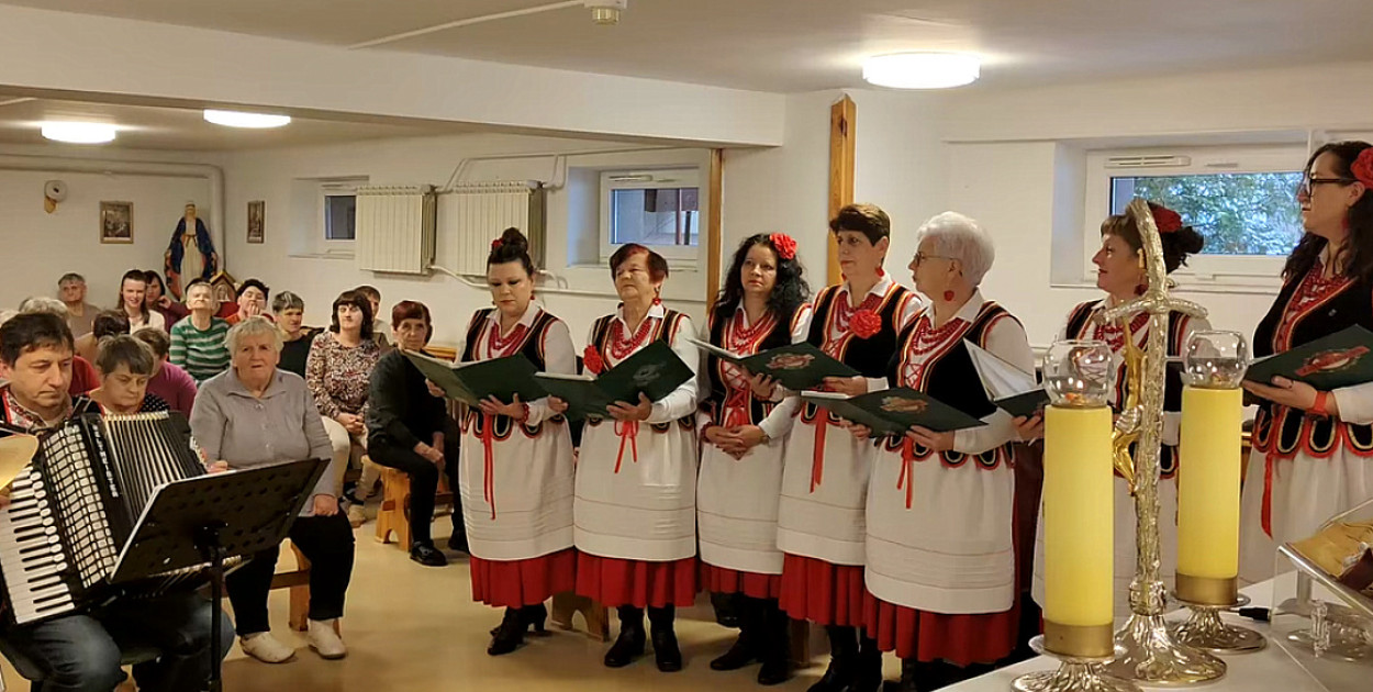 Zaburzanki kolędowały w DPS w Teodorówce (Foto: Powiat biłgorajski)