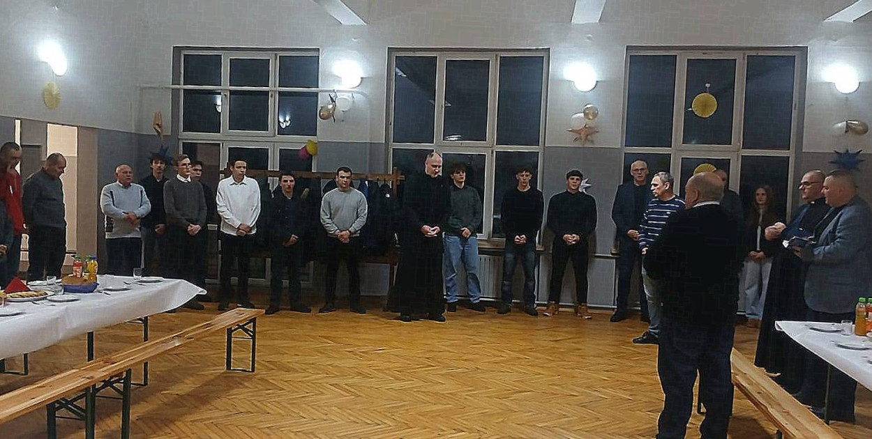 Opłatek w OSP Sól: Kiedy mundurowa jedność spotyka się z rodzinnym ciepłem (Foto: OSP Sól)