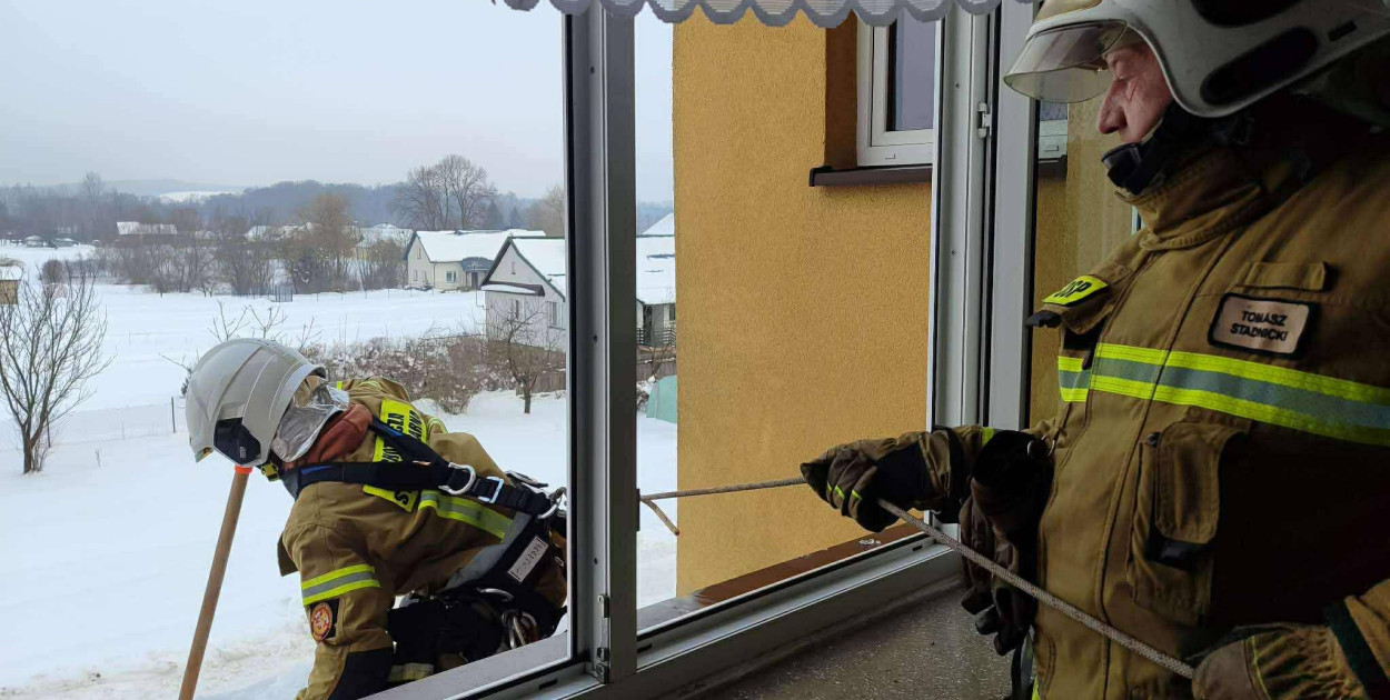 Sprawna akcja strażaków z Radzięcina na dachu szkoły (Foto: OSP Radzięcin)