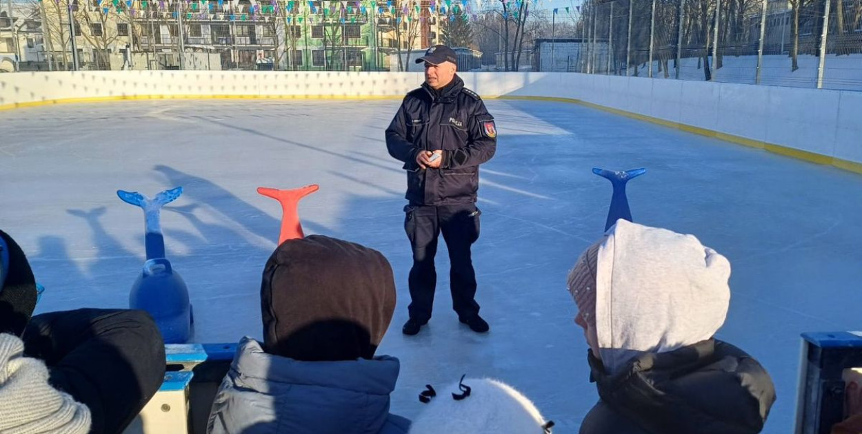 Policjanci rozmawiali z uczniami o bezpieczeństwie podczas ferii zimowych