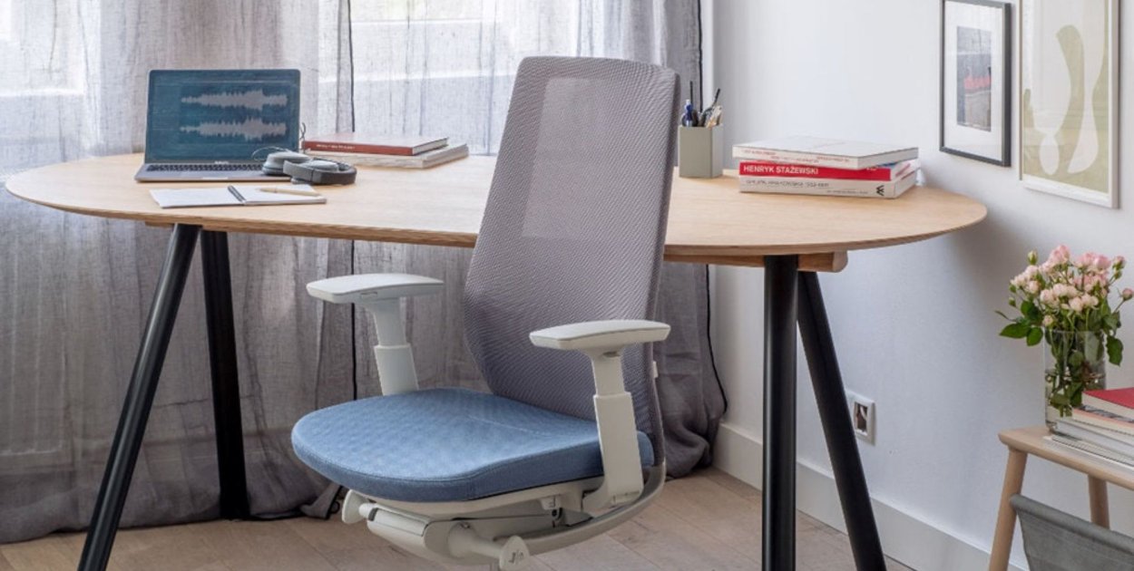 Jak odpowiednie podparcie pleców w fotelu ergonomicznym wpływa na samopoczucie w c