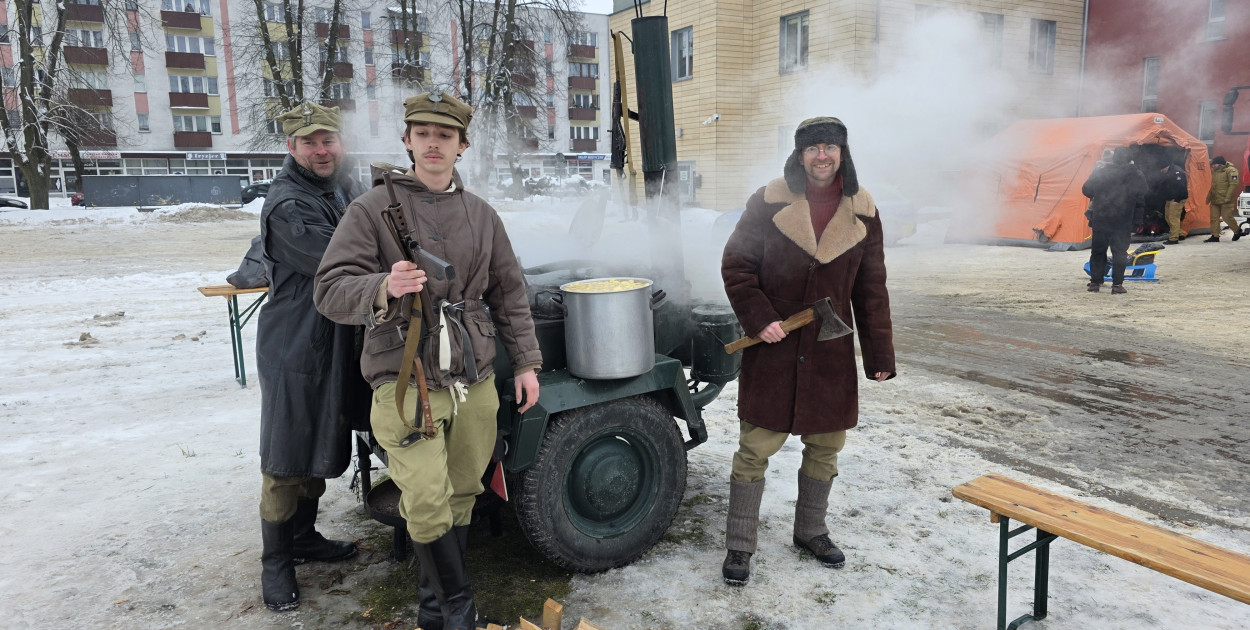 Mundurowi, rekonstruktorzy i wojskowa grochówka. „Obóz WOŚP” przy BCK