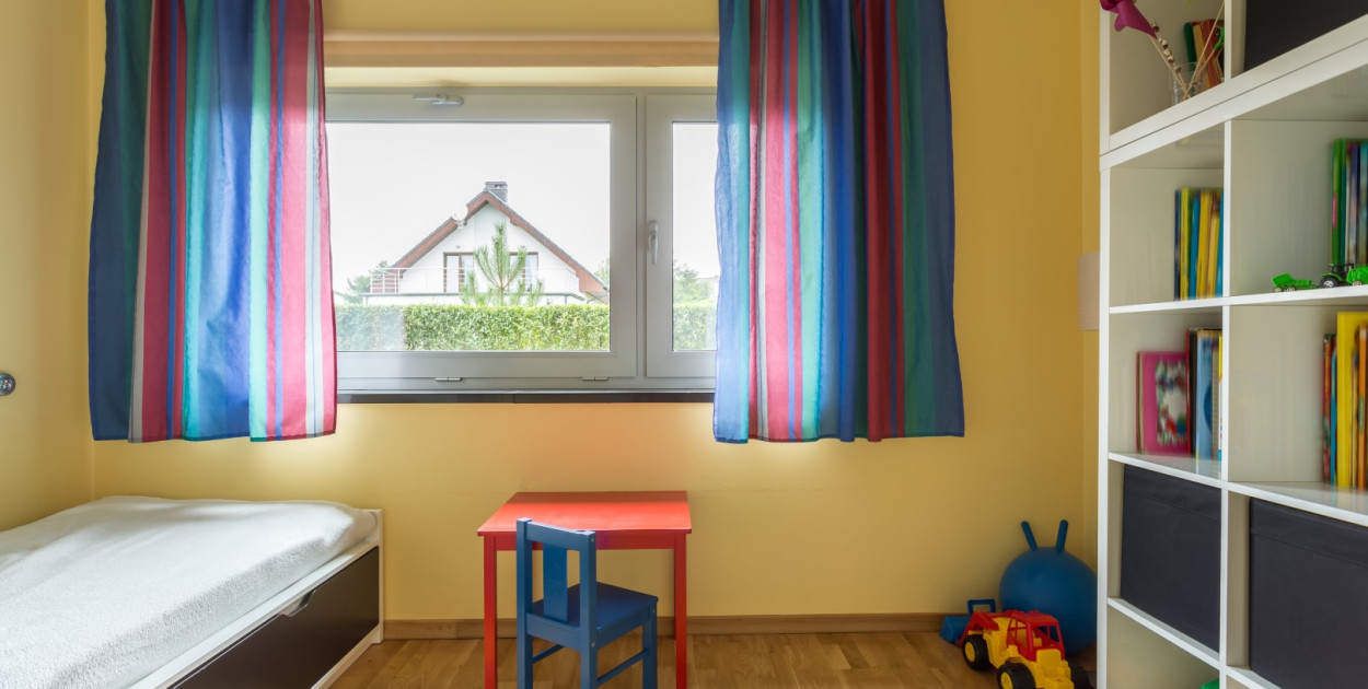 Bezpieczne i piękne firany do pokoju dziecięcego - na co zwrócić uwagę