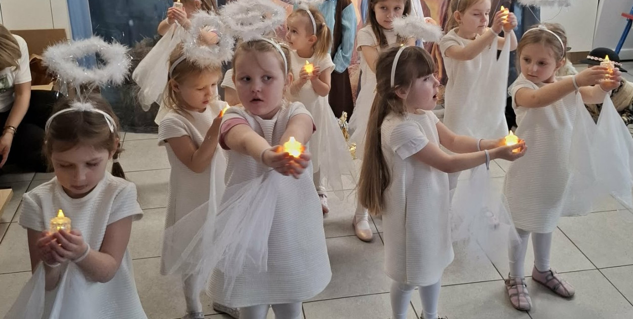 Małe aniołki w Dziennym Domu Pomocy dla Seniorów