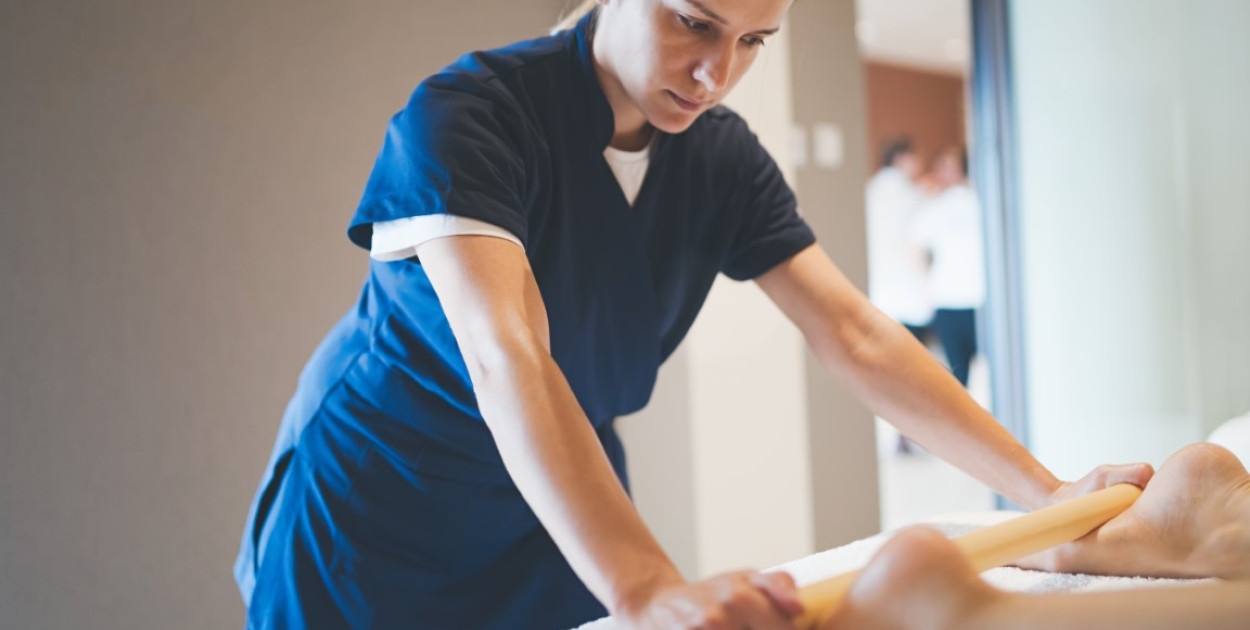 Masażysta a fizjoterapeuta - różnice i uprawnienia