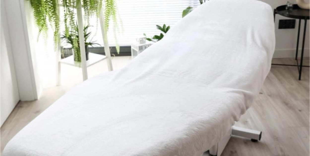 Praktyczny pokrowiec na lozko kosmetyczne – obowiązkowy element komfortu w salonie