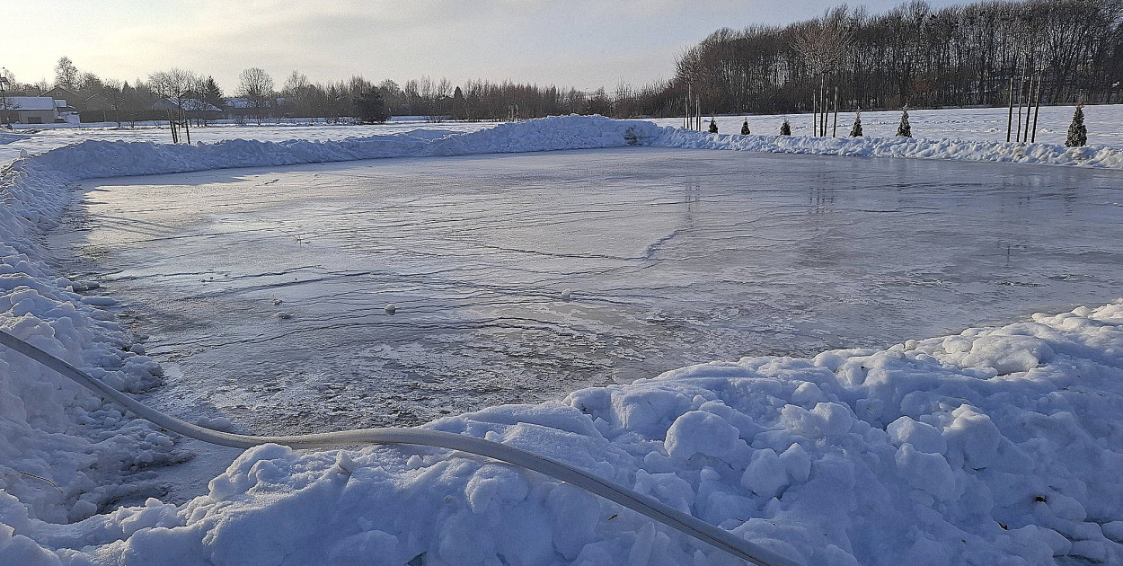 Łyżwy w dłoń! Strażacy z Goraja i Radzięcina szykują lodowiska na ferie