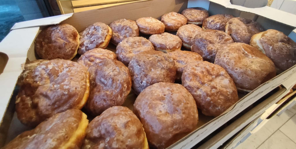 Pyszne pączki i wielkie serca. Dzisiaj pomagamy Oliwierkowi w cukierni Gałki