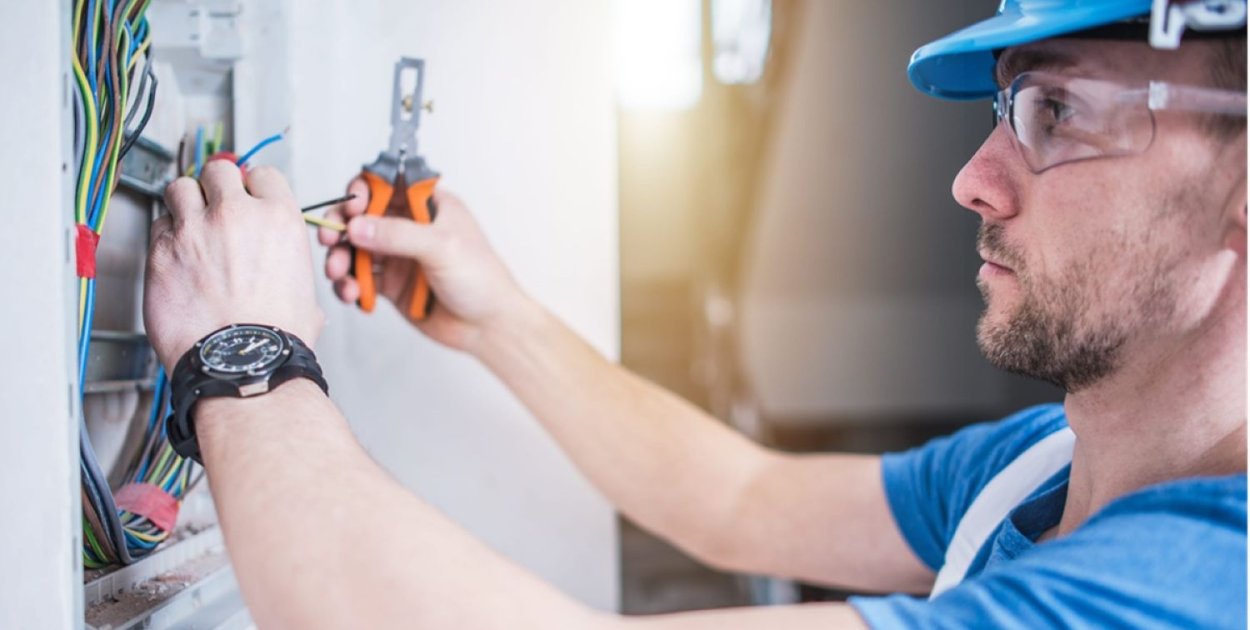 Zawód elektryka krok po kroku – jak zdobyć kwalifikacje i rozpocząć karierę
