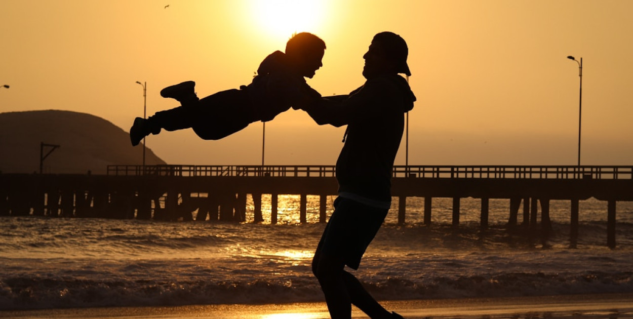 Śmieszne koszulki dla tatusiów – humor na Dzień Ojca, który naprawdę działa