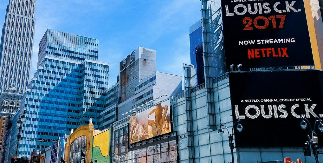 Trwała reklama zewnętrzna dla lokalnych firm — jak wyróżnić się w swoim mieście