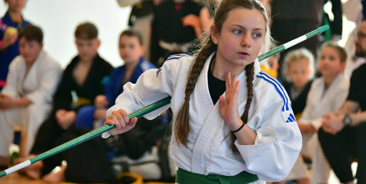 Młodzi wojownicy na macie w Potoku Górnym. Relacja z Ligi Ju-Jitsu Karate (FOTO)