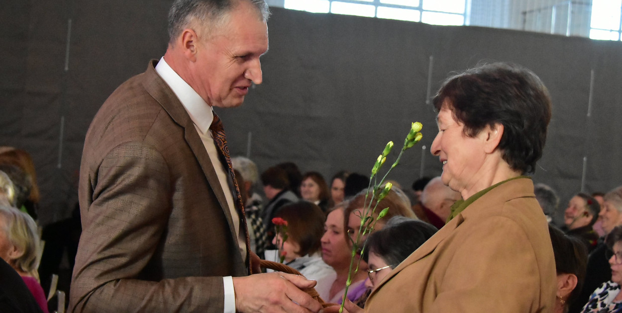 Kabaret, orkiestra i goździki. Pierwszy tak duży Dzień Kobiet w gminie Potok Górny