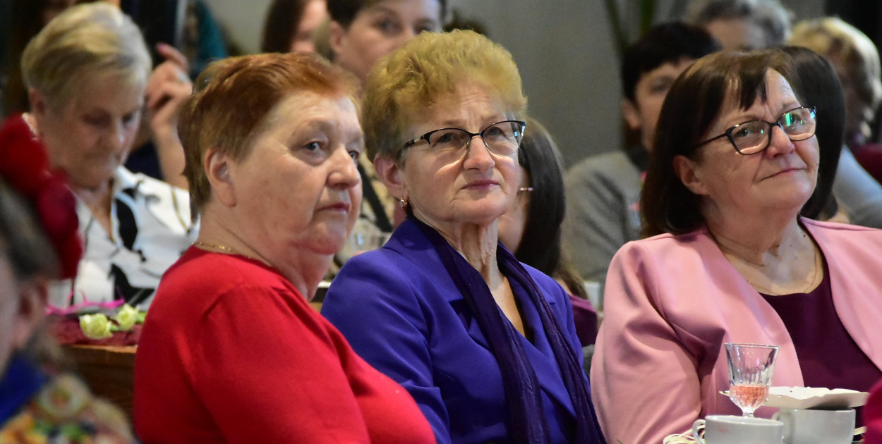 Biszcza w ukłonie dla Pań. Wyjątkowe świętowanie w GOSiR (FOTO, VIDEO)