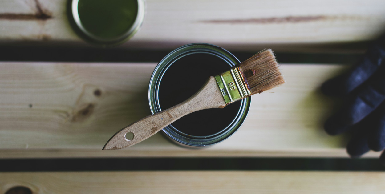 Lazura czy farba? Kompletny przewodnik po ochronie drewna na zewnątrz