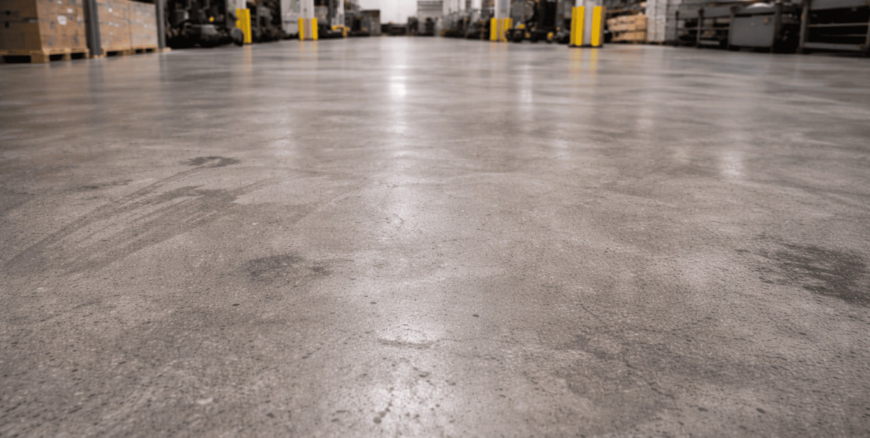 Jak zabezpieczenie chemiczne wpływa na trwałość posadzki?