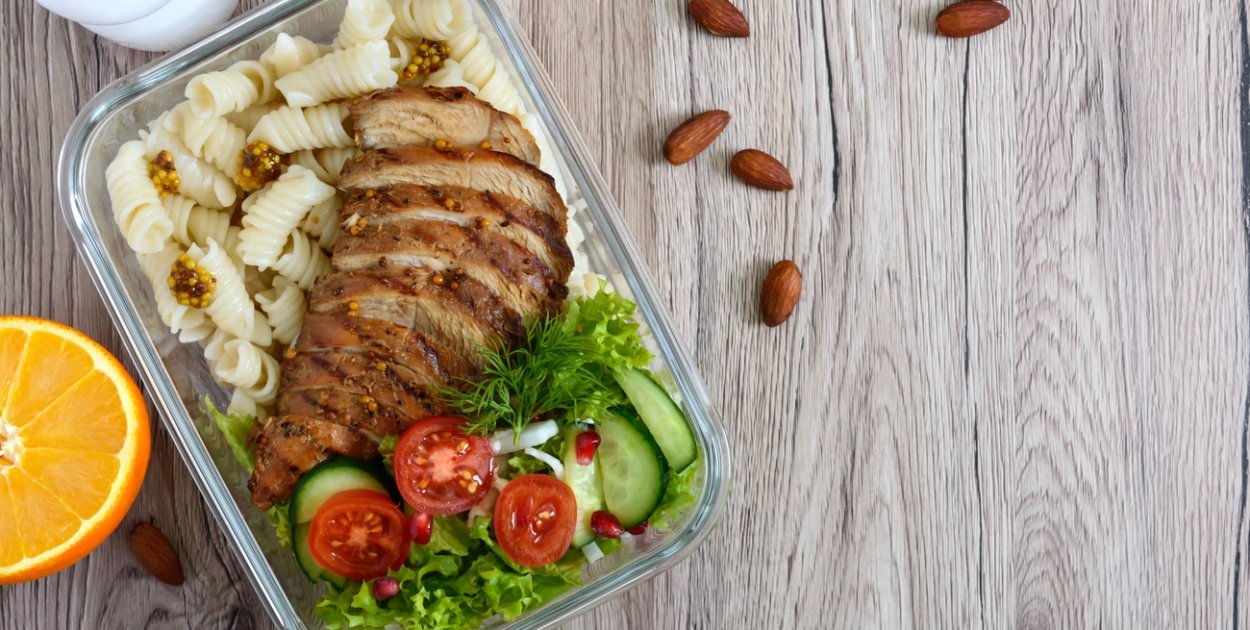 Diety specjalistyczne w cateringu – od keto po sirtfood