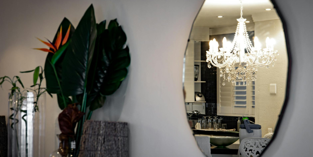 Lustro na wymiar — sposób na optyczne powiększenie małych wnętrz