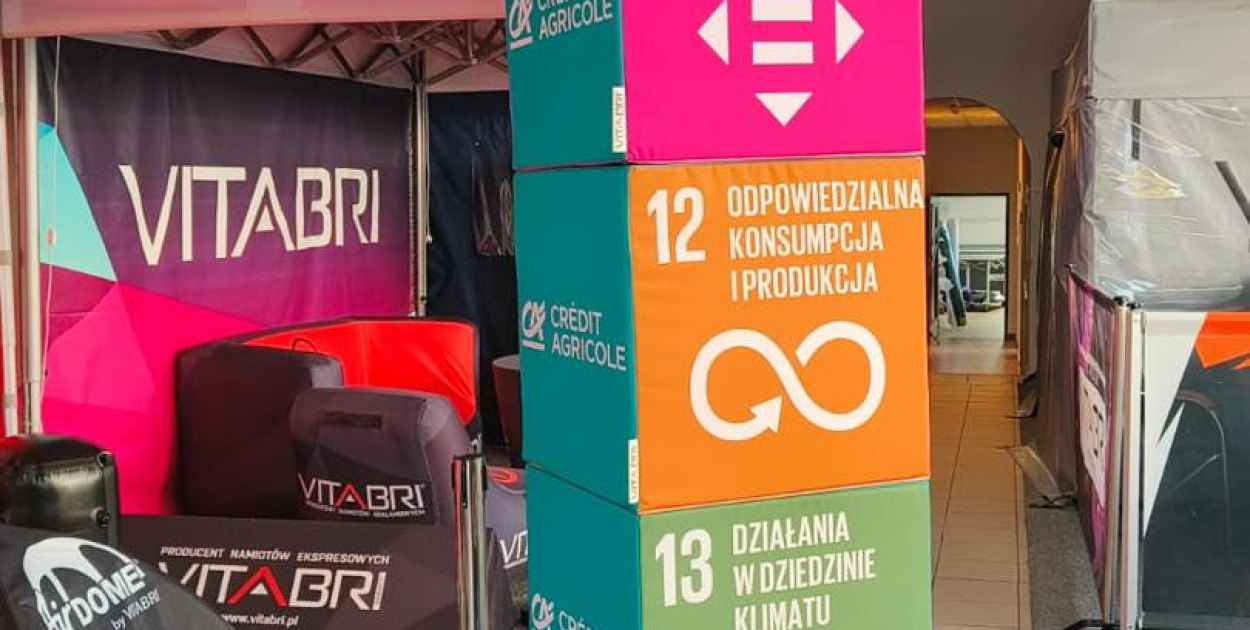 Kostki reklamowe z nadrukiem – mobilna forma promocji, która przyciąga uwagę