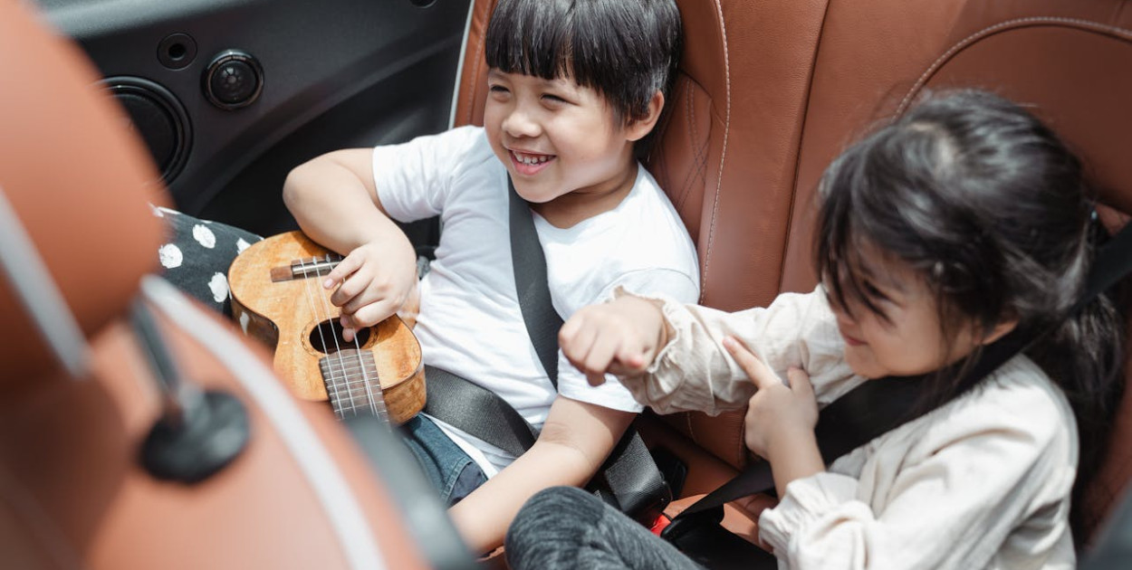 Podstawka dla dziecka do samochodu – kiedy ma sens, jak wybrać i na co uważać?