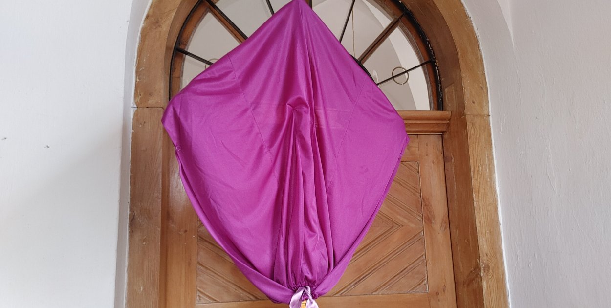 Dziś niecodzienny zwyczaj w kościołach. Będzie tak przez niemal dwa tygodnie