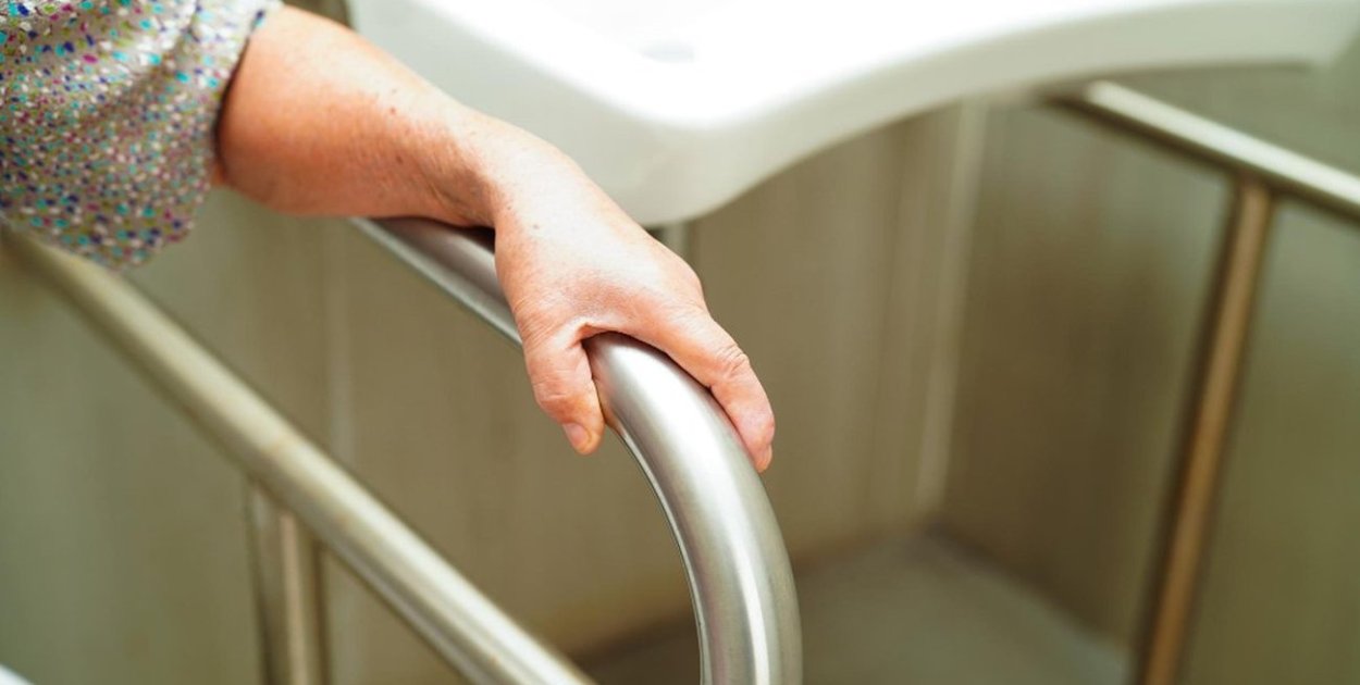 Jak wybrać trwałe poręcze do toalety do domu seniora?