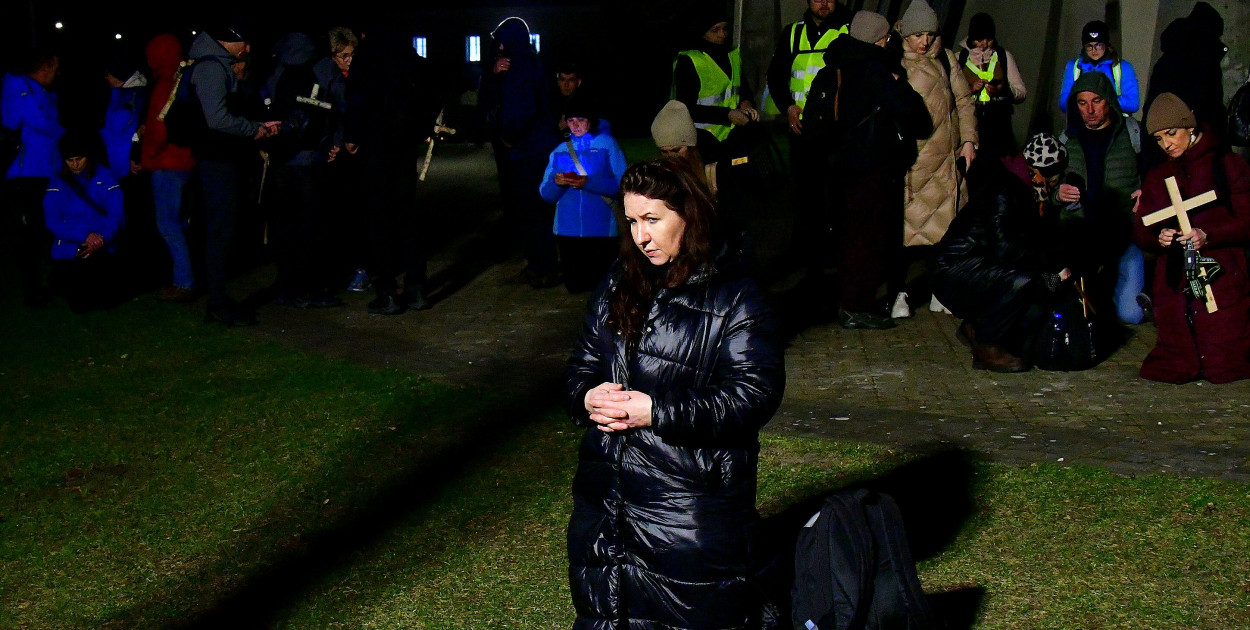 Ekstremalne wyzwanie wiary. Kilkaset osób wyruszyło z Biłgoraja na nocny szlak EDK