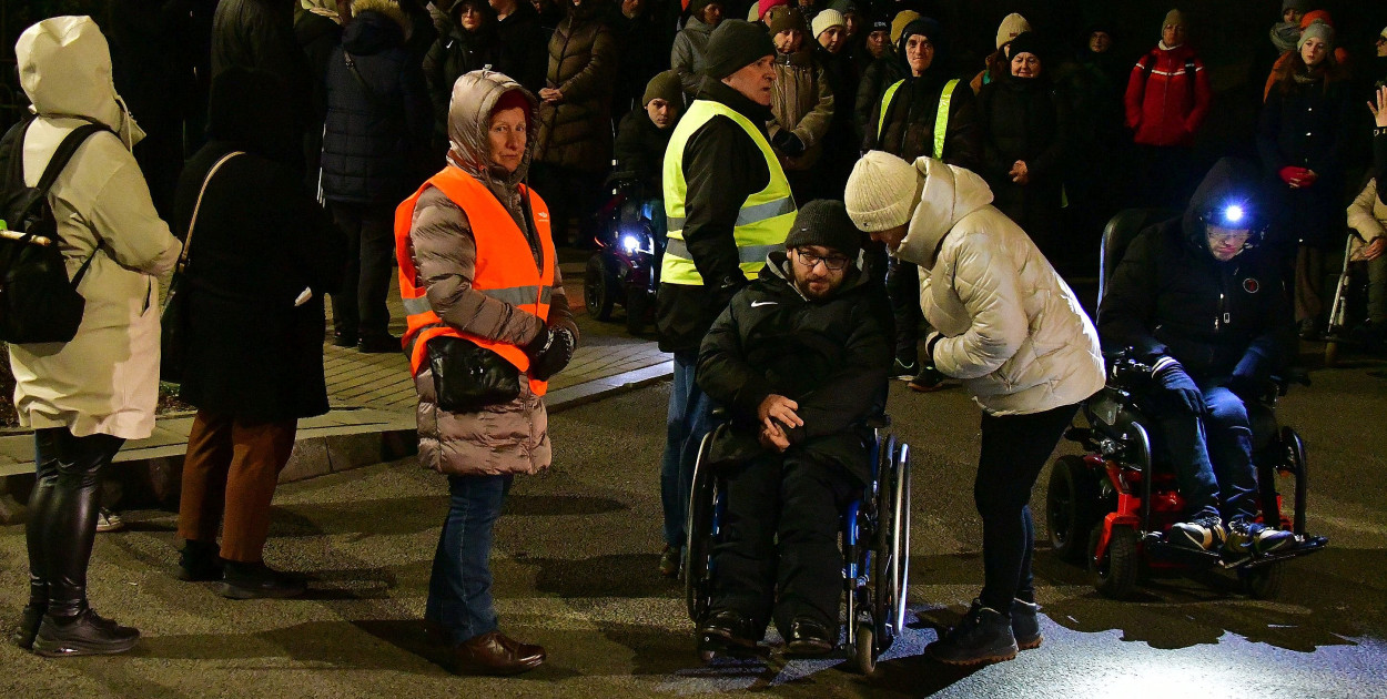 Poruszająca Droga Krzyżowa osób z niepełnosprawnościami w Biłgoraju