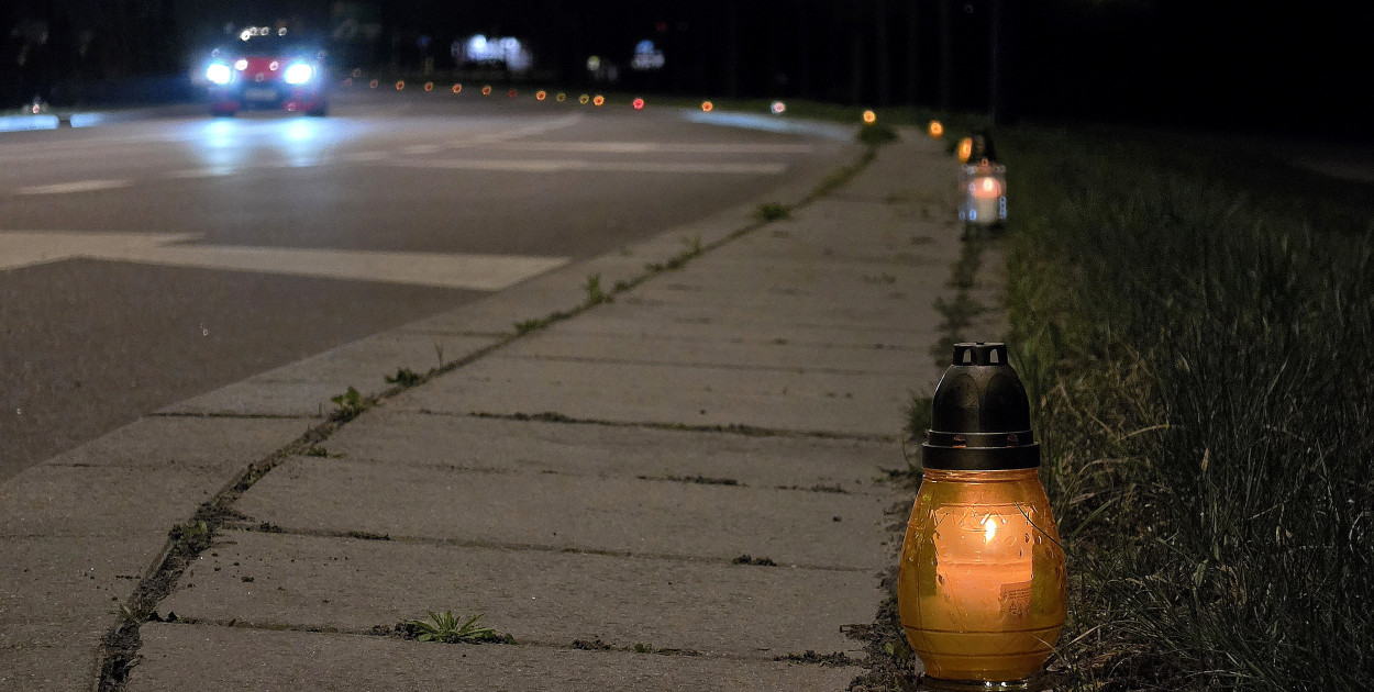 Setki zniczy dla JP II