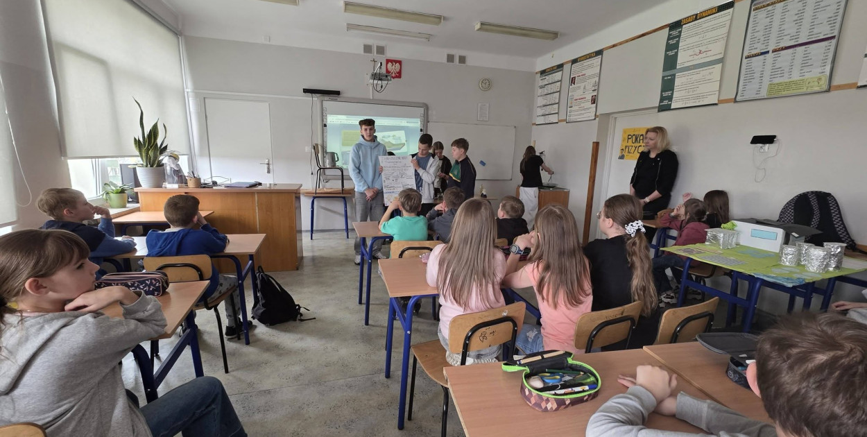 Fizyka łączy pokolenia. Niecodzienna zamiana ról w biłgorajskiej „Piątce”