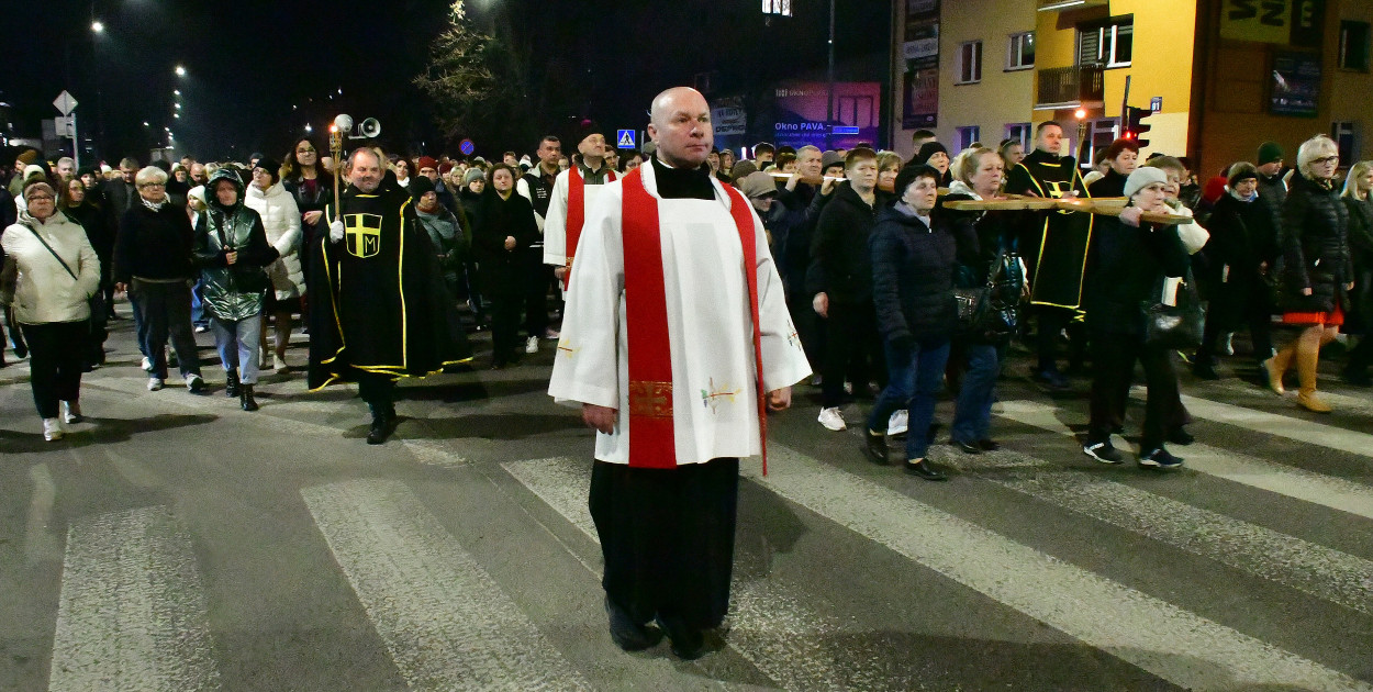 Wspólna modlitwa i śpiew. Relacja z Drogi Krzyżowej w Biłgoraju (FOTO, VIDEO)