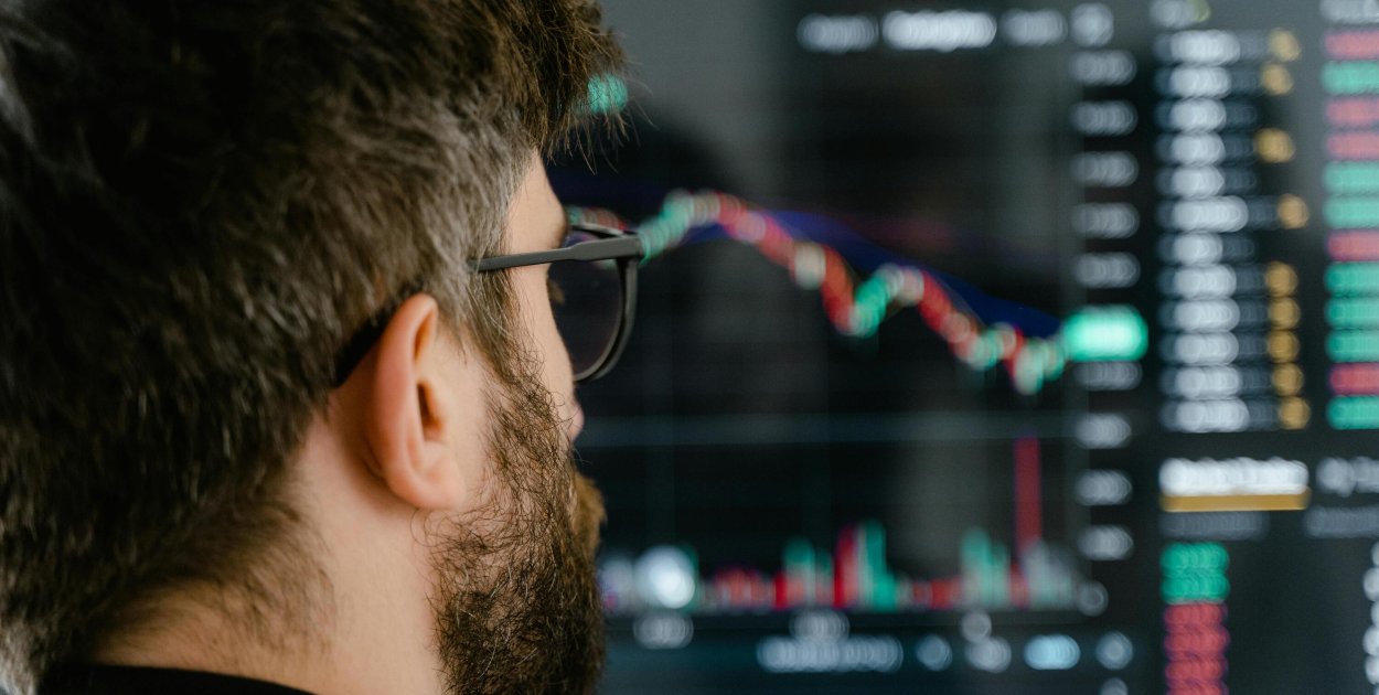 Jak inwestować globalnie będąc z małego miasta? Giełdy, ETF-y i kryptowaluty dla p