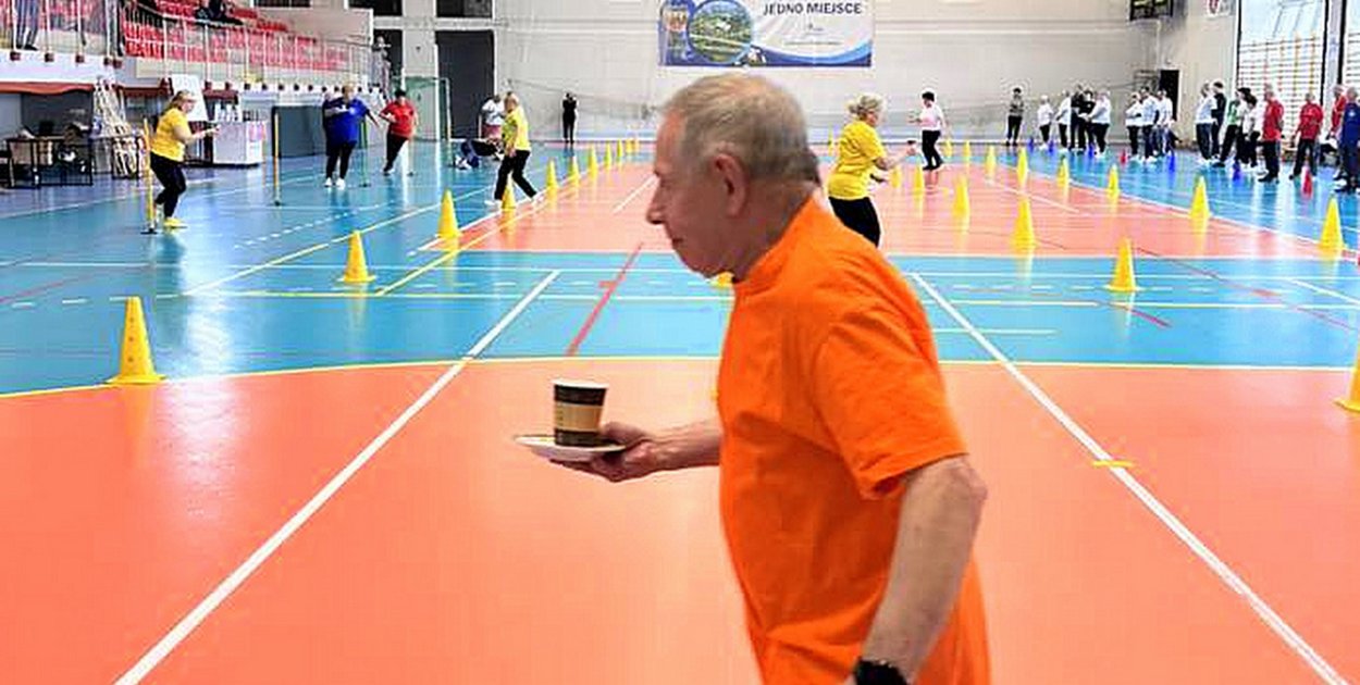 Bieg kelnera i „lot czarownic”: Seniorzy opanowali biłgorajski OSiR