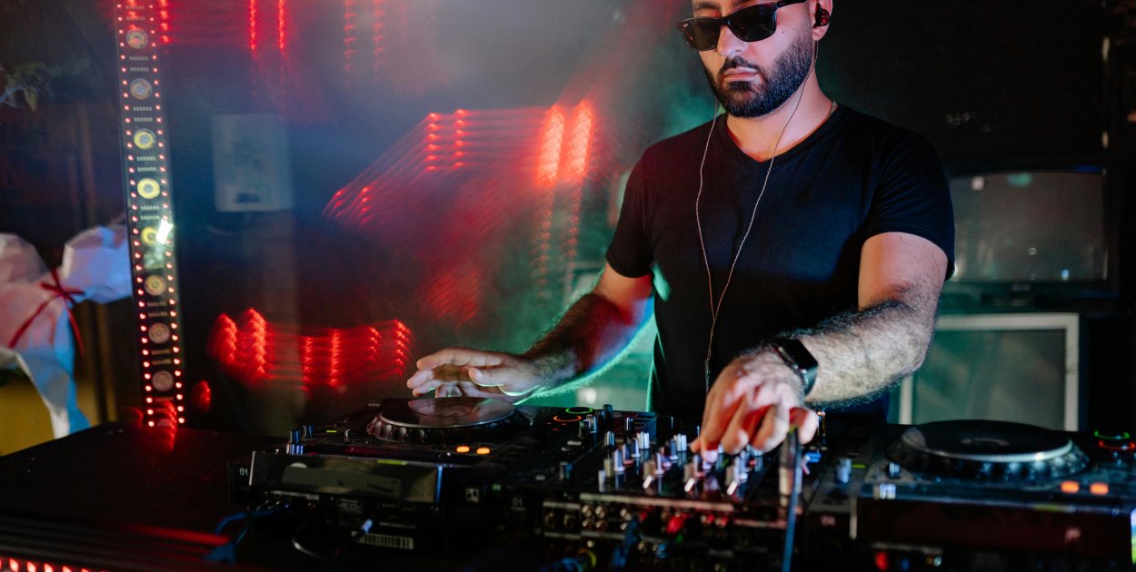 Jak zostać DJ-em od zera i uniknąć najczęstszych błędów na starcie