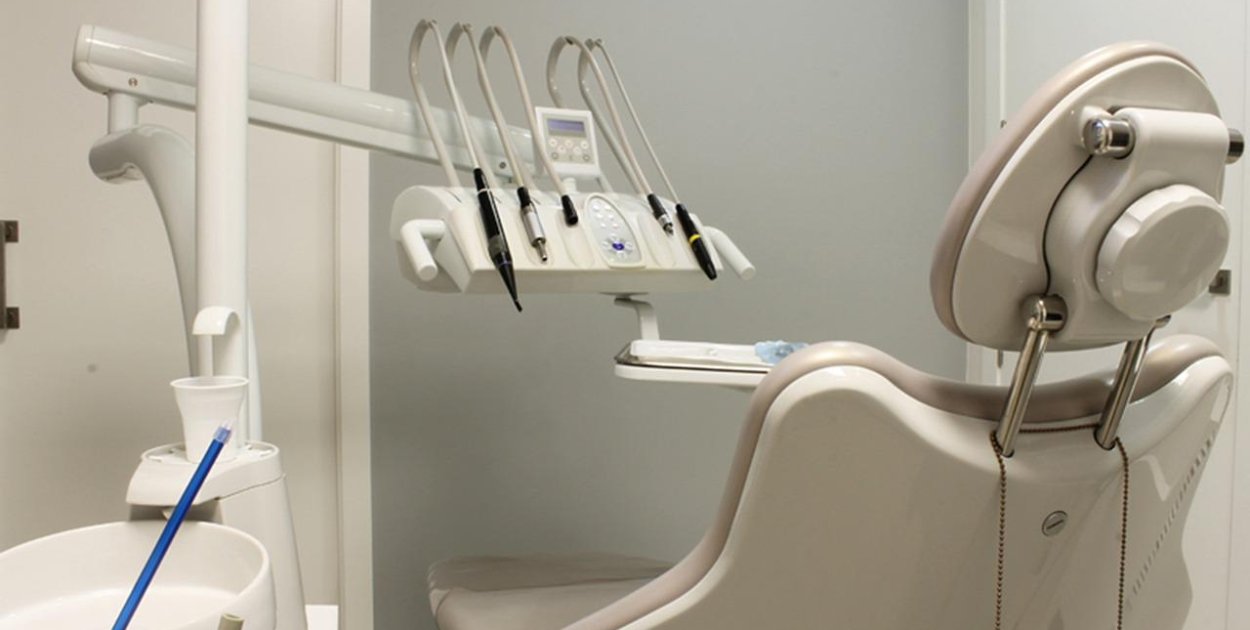 Implant czy most — co wybrać po utracie zęba i od czego zależy ta decyzja