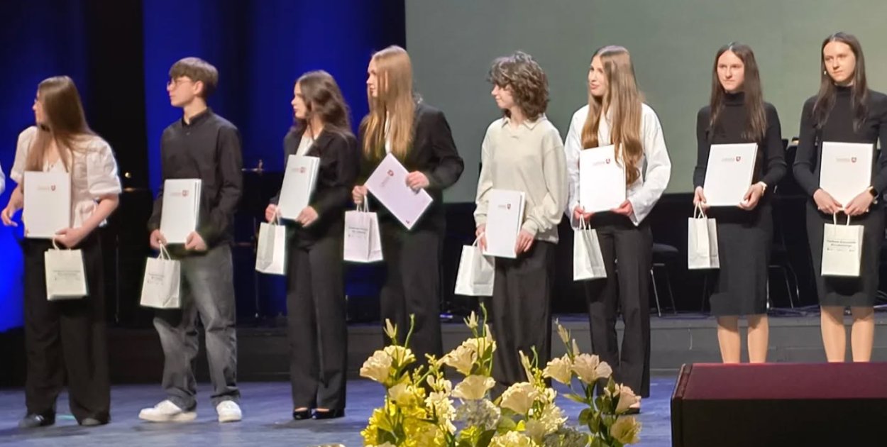 Uczniowie ONZ-etu i „Budowlanki” ze stypendiami Marszałka