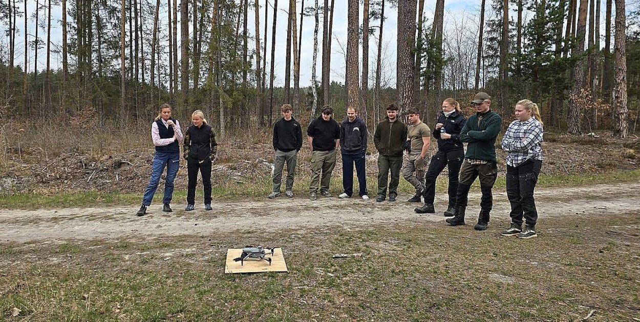 Drony w służbie natury: Norweska młodzież z wizytą w Nadleśnictwie Józefów