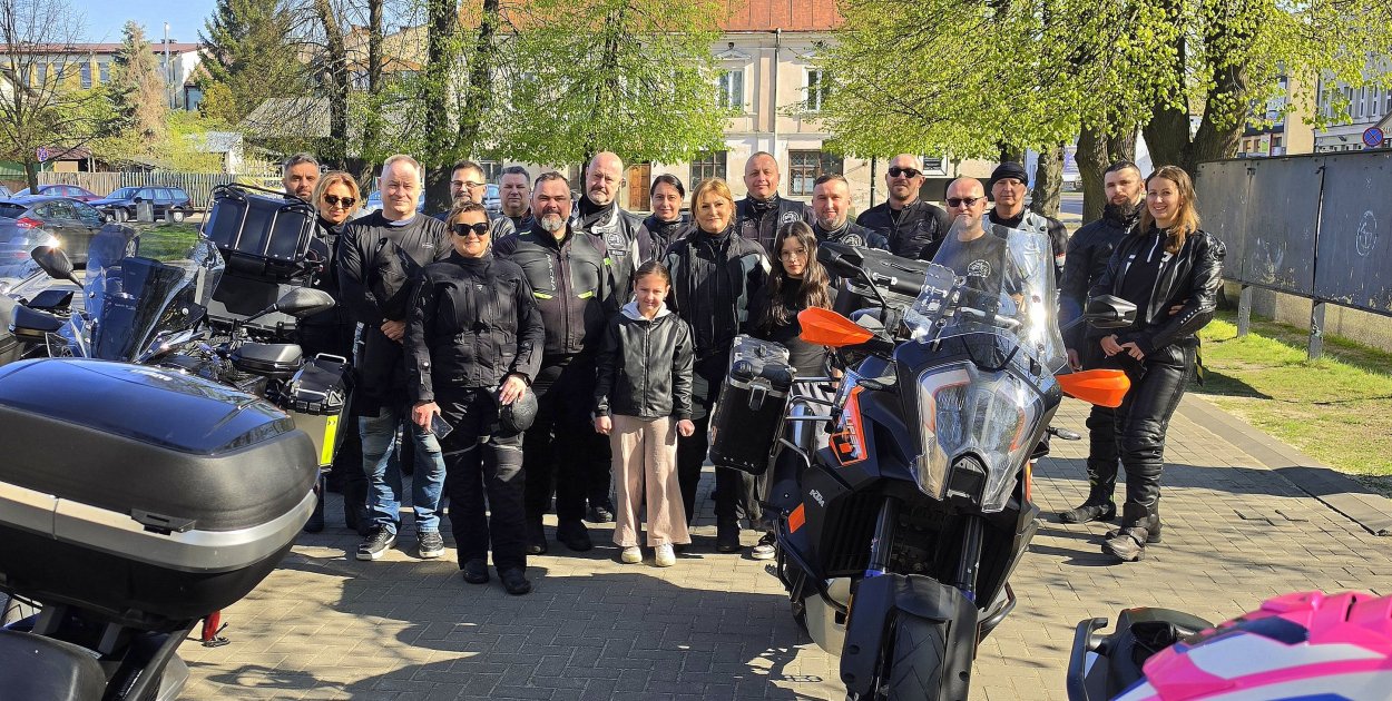 Ryk silników i modlitwa: Biłgorajscy motocykliści ruszyli na Jasną Górę