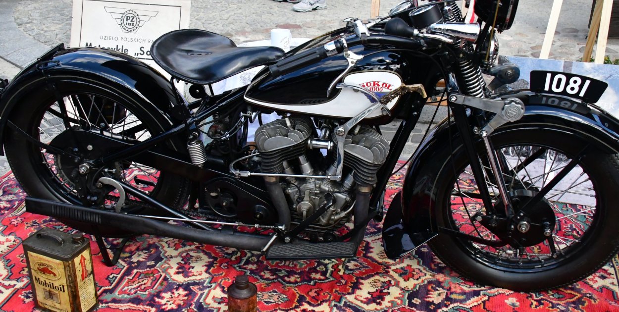 Miasteczko Kresowe wypełniło się legendami motoryzacji. Relacja z otwarcia sezonu